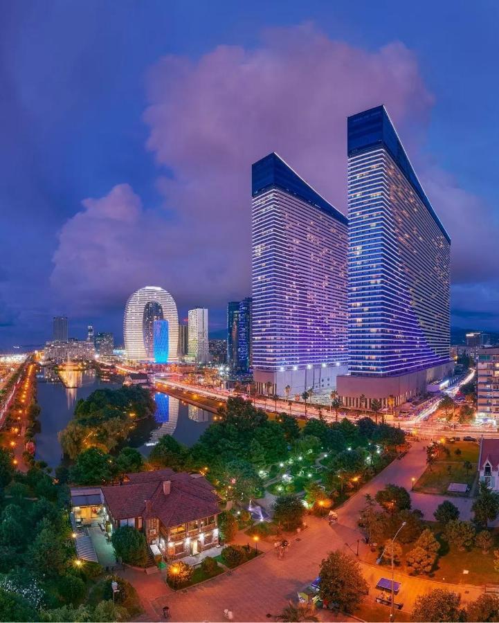 Deluxe Orbi City Beach Side&Sea View Aparthotel Batumi Exterior foto