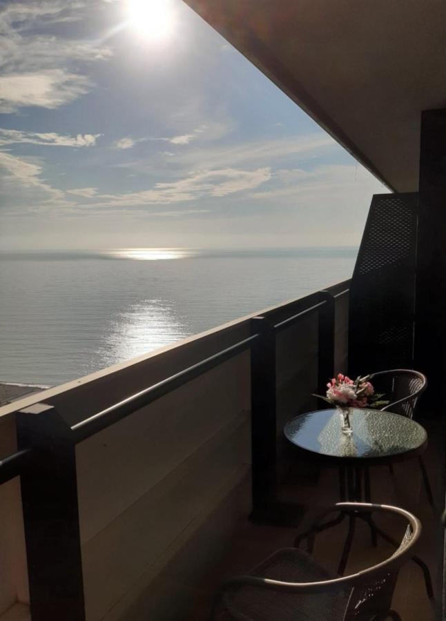 Deluxe Orbi City Beach Side&Sea View Aparthotel Batumi Exterior foto