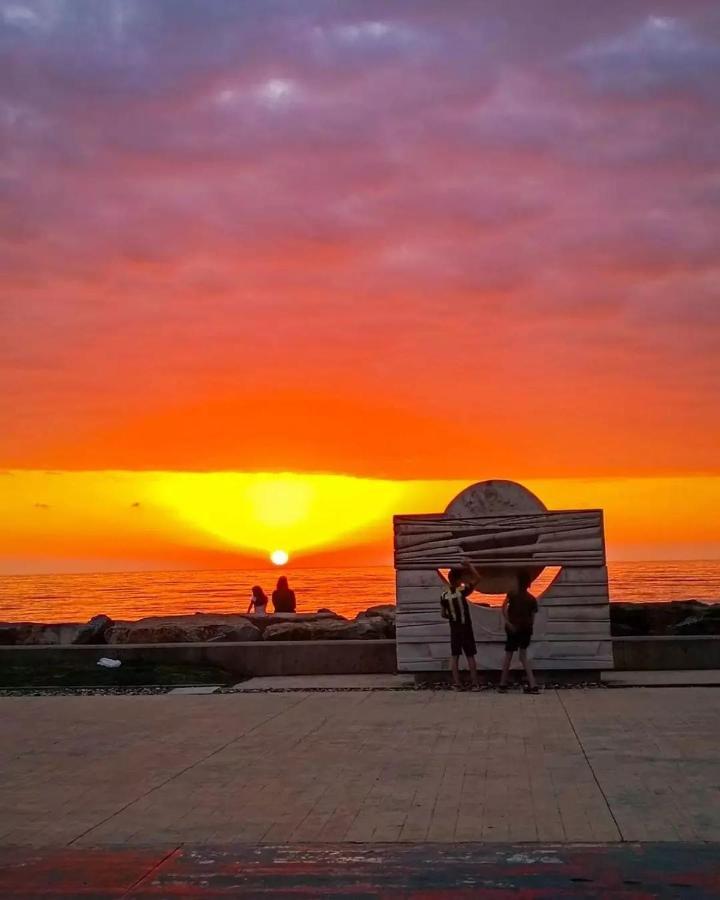 Deluxe Orbi City Beach Side&Sea View Aparthotel Batumi Exterior foto